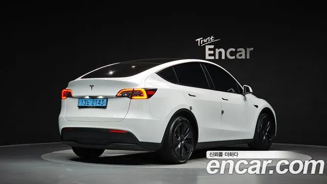 Tesla Model Y — Фото автомобиля 2