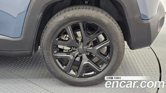 Jeep Renegade — Фото автомобиля 19