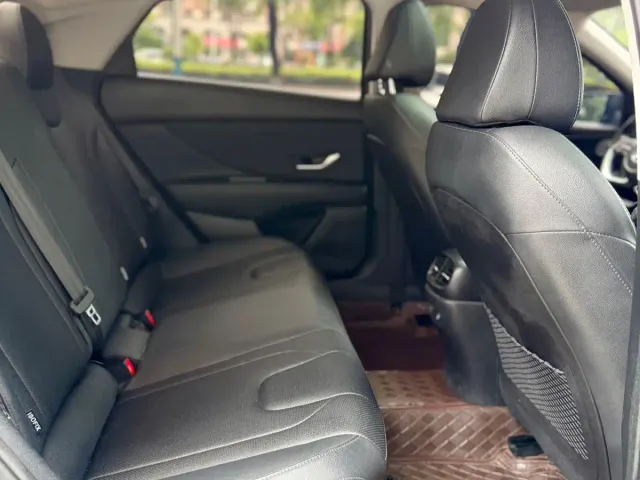 Hyundai Elantra — Фото автомобиля 12