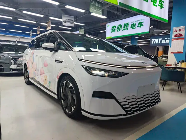 Xpeng X9 — Фото автомобиля 3