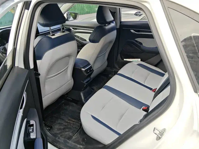 Geely Emgrand — Фото автомобиля 14
