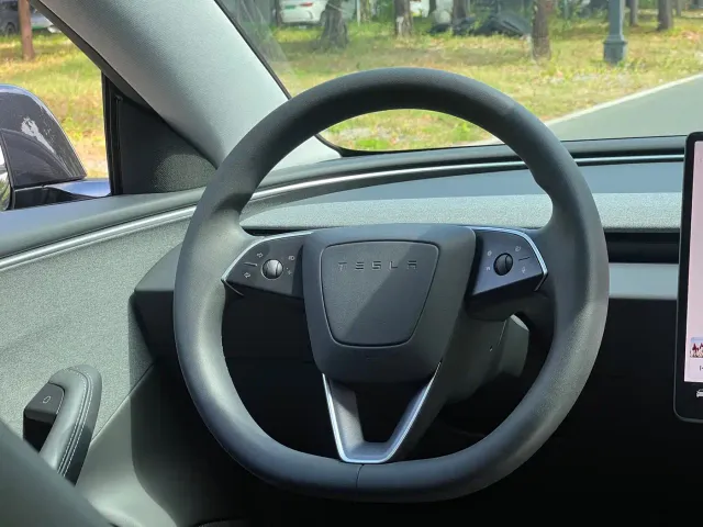 Tesla Model 3 — Фото автомобиля 13