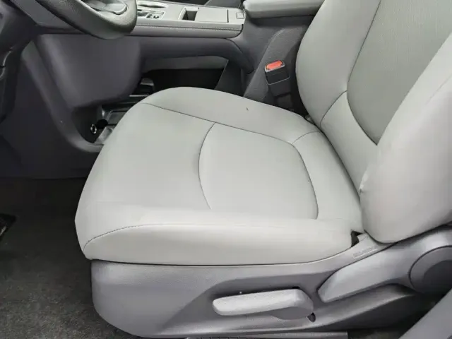Toyota Granvia 2024 2.5L Hybrid Comfort — Фото автомобиля 20