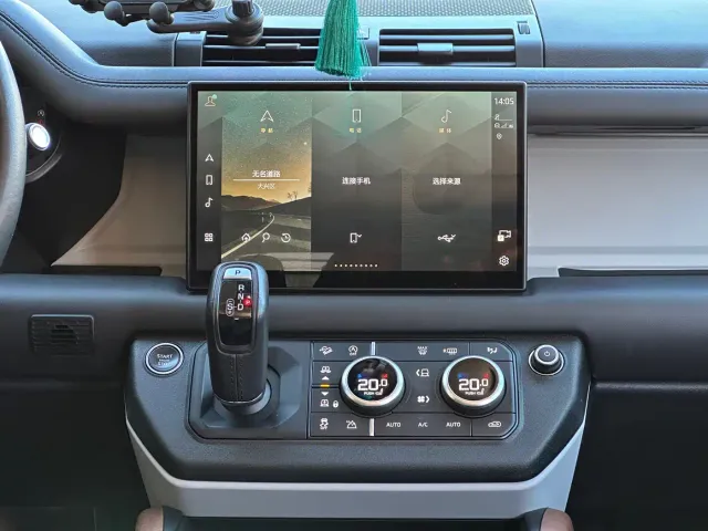 Land Rover Defender — Фото автомобиля 14