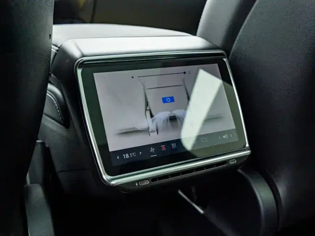 Tesla Model Y — Фото автомобиля 16