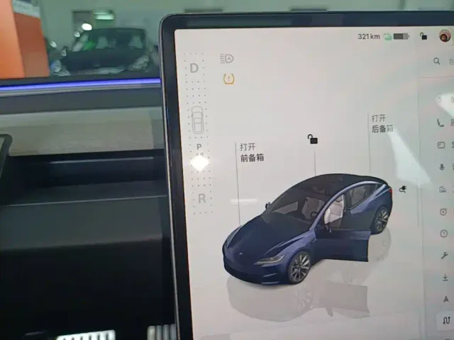 Tesla Model 3 — Фото автомобиля 12