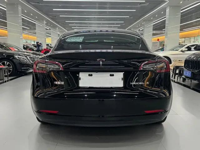 Tesla Model 3 — Фото автомобиля 5