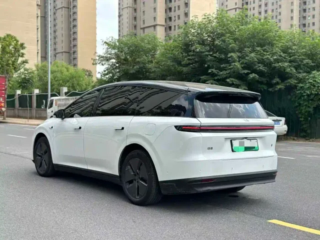 Li Auto i8 — Фото автомобиля 11