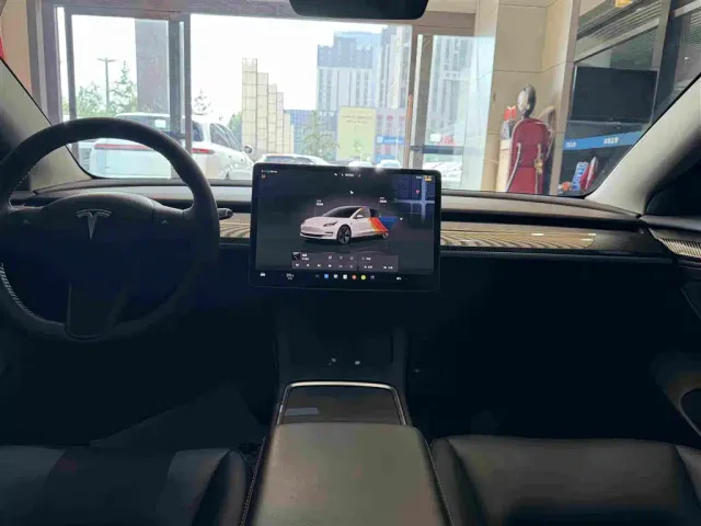 Tesla Model 3 — Фото автомобиля 5