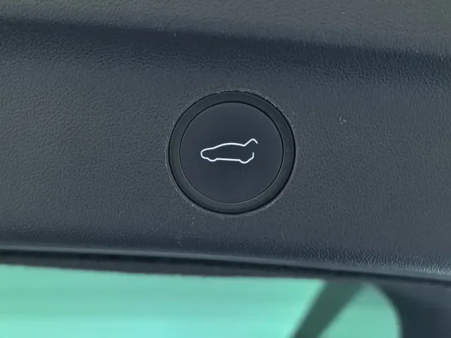 Tesla Model Y — Фото автомобиля 12