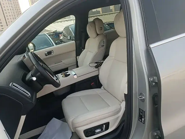 Li Auto L8 — Фото автомобиля 14