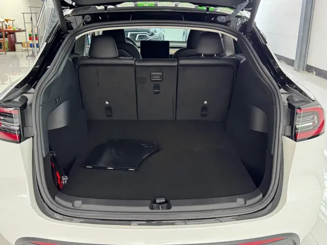 Tesla Model Y — Фото автомобиля 14