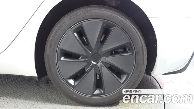 Tesla Model 3 — Фото автомобиля 21