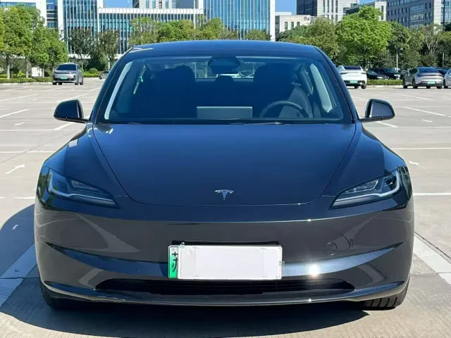 Tesla Model 3 — Фото автомобиля 2