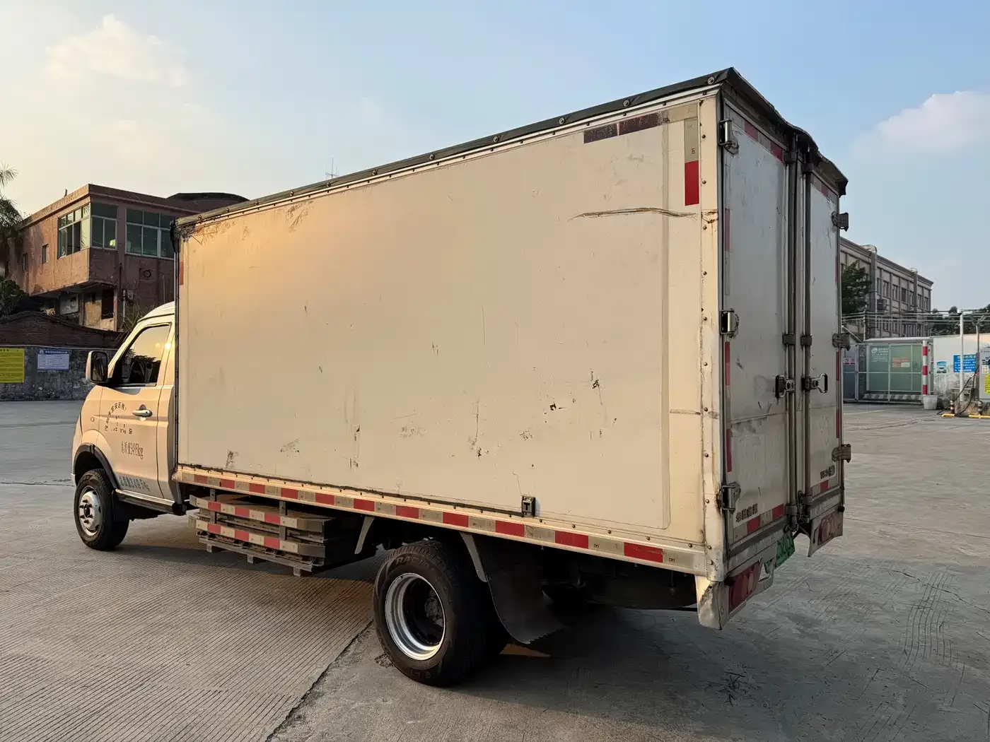 SRM Xinyuan Xinyuan T50 EV 2021 Startup Van — Фото автомобиля 6