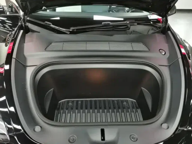 Tesla Model Y — Фото автомобиля 19