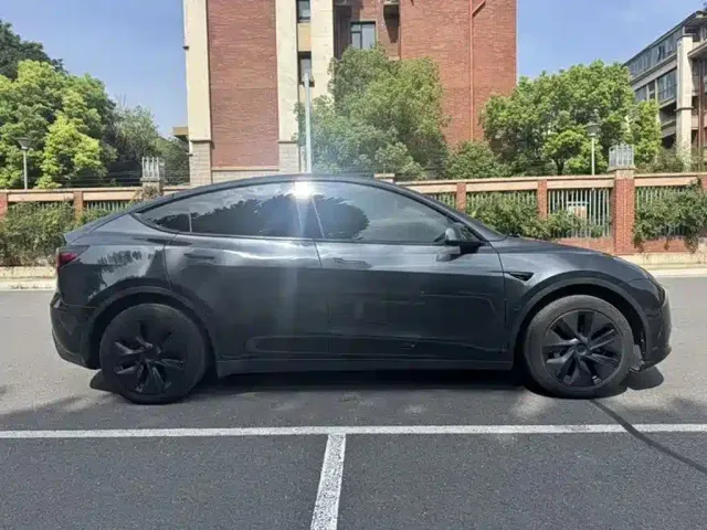 Tesla Model Y — Фото автомобиля 12