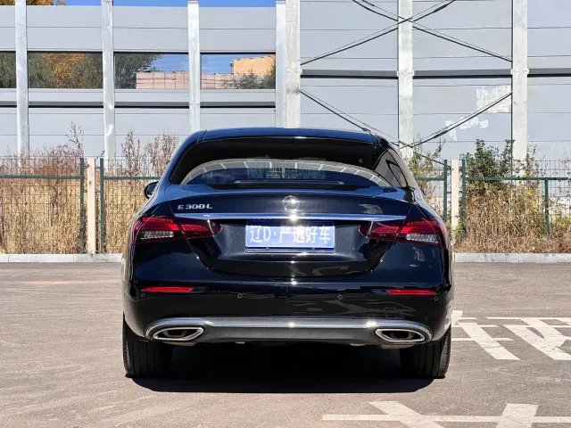 Mercedes-Benz E-Class — Фото автомобиля 5