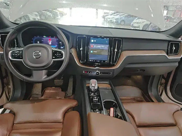Volvo XC60 — Фото автомобиля 9