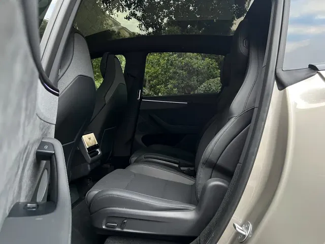 Tesla Model Y L 2025 Facelift Long Range AWD — Фото автомобиля 13