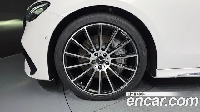 Mercedes-Benz E-Class — Фото автомобиля 5