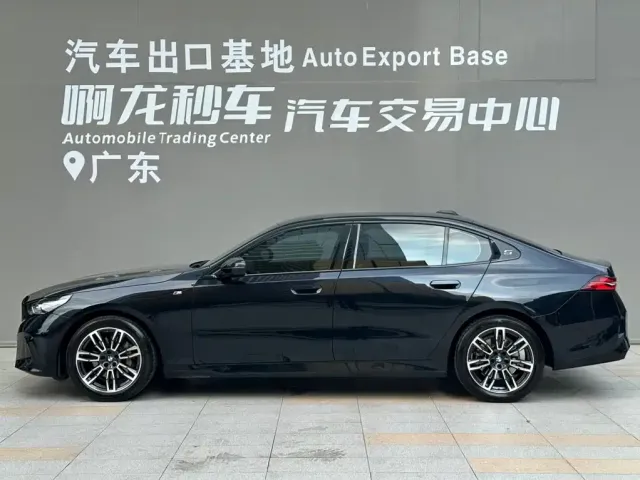 BMW 5 Series — Фото автомобиля 3