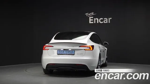 Tesla Model 3 — Фото автомобиля 4