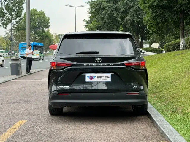 Toyota Sienna — Фото автомобиля 5