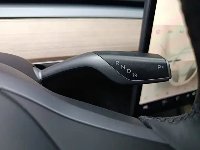 Tesla Model 3 — Фото автомобиля 13
