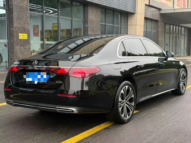 Mercedes-Benz E-Class — Фото автомобиля 4