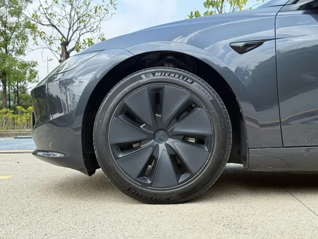 Tesla Model 3 — Фото автомобиля 15
