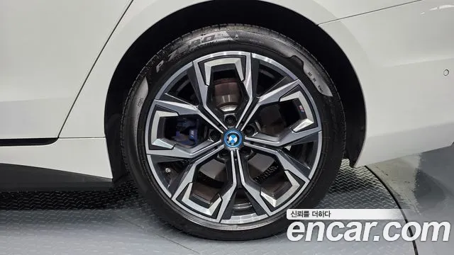 BMW i4 — Фото автомобиля 6