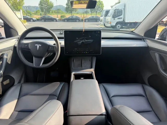 Tesla Model Y — Фото автомобиля 13