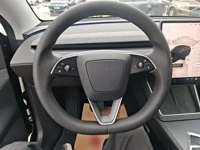 Tesla Model Y — Фото автомобиля 10