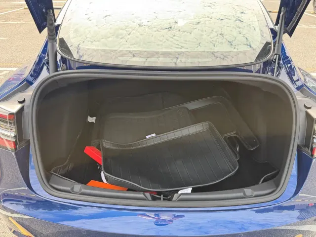 Tesla Model 3 — Фото автомобиля 24