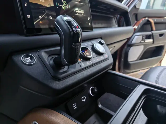 Land Rover Defender — Фото автомобиля 10