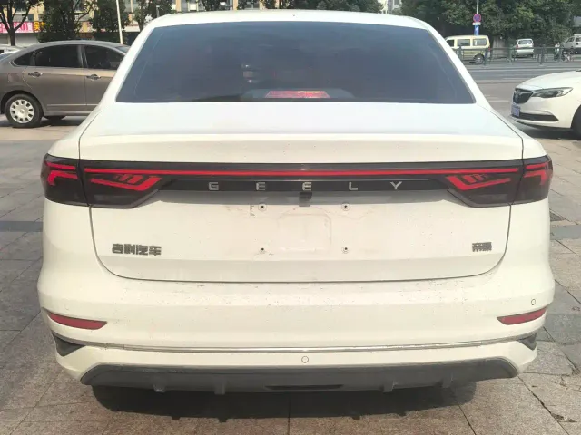 Geely Emgrand — Фото автомобиля 8
