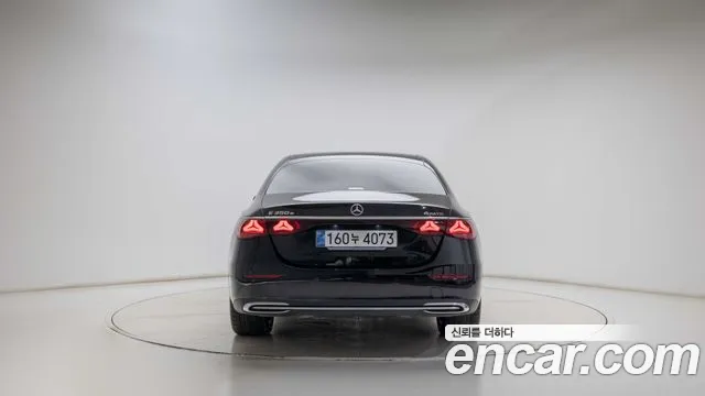 Mercedes-Benz E-Class — Фото автомобиля 4