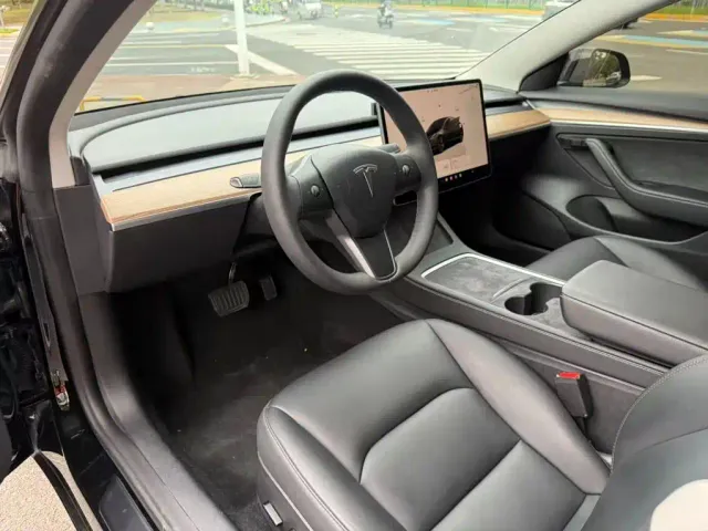 Tesla Model 3 — Фото автомобиля 7