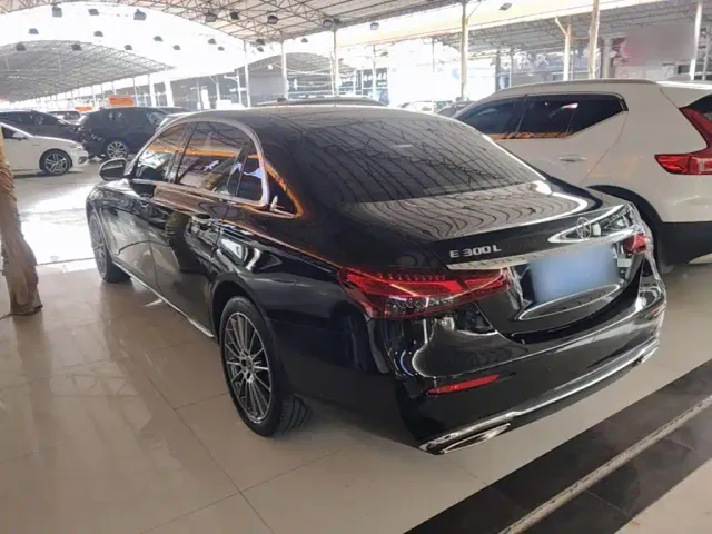Mercedes-Benz E-Class — Фото автомобиля 4