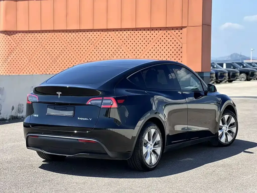Tesla Model Y 2022 Facelift Rear-Wheel Drive Version — Фото автомобиля 3