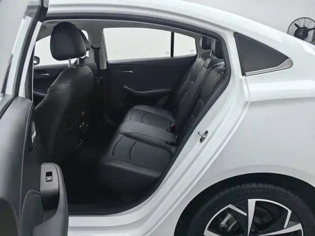 Roewe i5 — Фото автомобиля 15