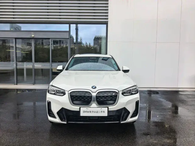 BMW iX3 — Фото автомобиля 2