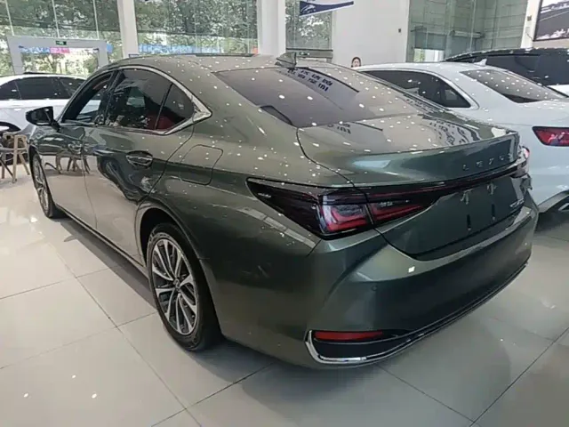 Lexus ES — Фото автомобиля 4