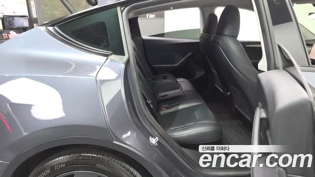 Tesla Model Y — Фото автомобиля 11