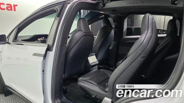 Tesla Model X — Фото автомобиля 26