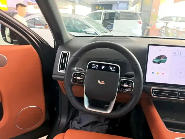 Li Auto L8 — Фото автомобиля 10
