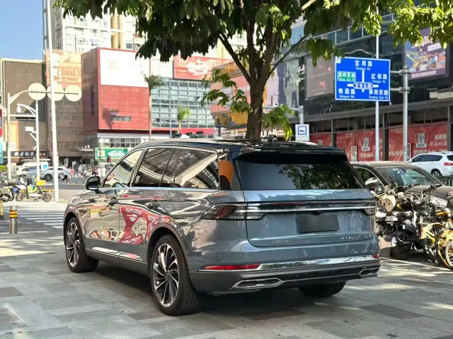 Lincoln Aviator — Фото автомобиля 10
