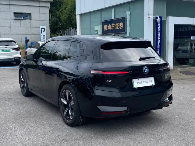BMW iX — Фото автомобиля 4