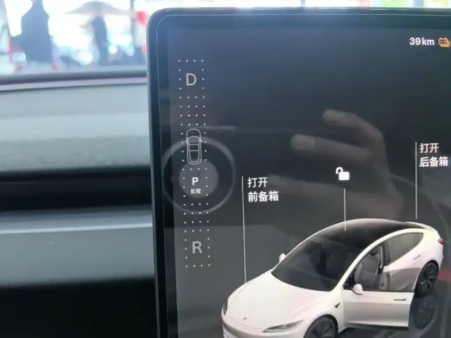 Tesla Model 3 — Фото автомобиля 13